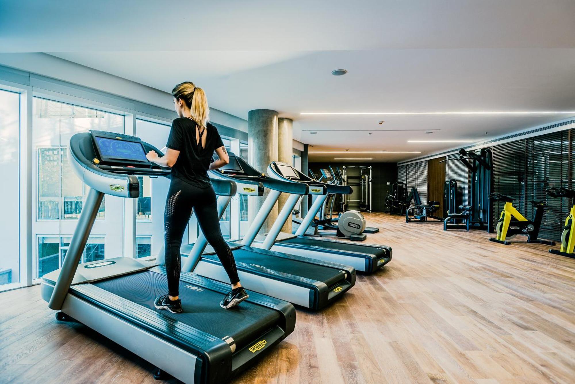 Sls Buenos Aires Puerto Madero Hotel Exterior photo A woman on a treadmill